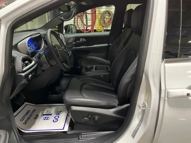 2026 Chrysler Pacifica Select AWD