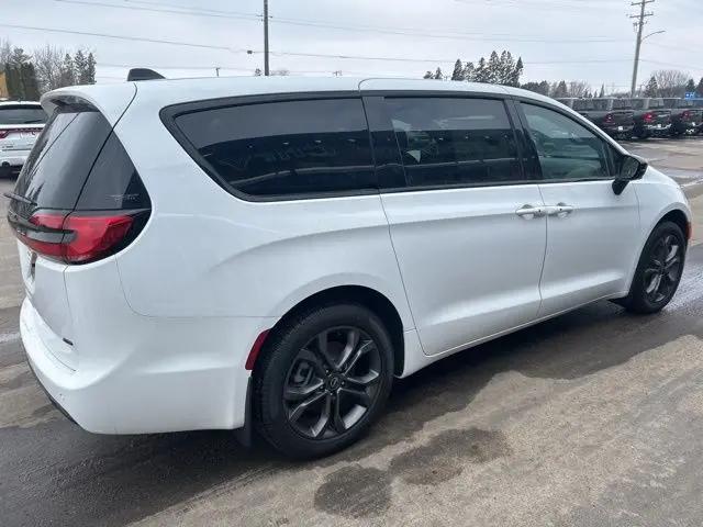 2026 Chrysler Pacifica Select AWD