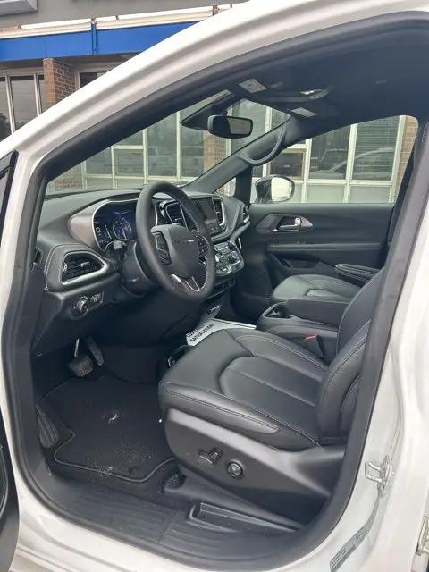 2026 Chrysler Pacifica Select AWD