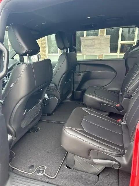 2026 Chrysler Pacifica Select AWD