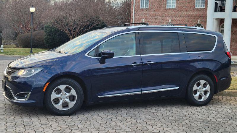 2017 Chrysler Pacifica Touring-L Plus
