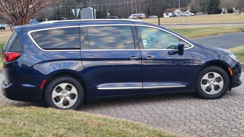 2017 Chrysler Pacifica Touring-L Plus