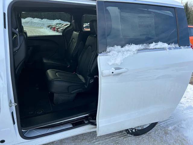 2026 Chrysler Pacifica Select AWD