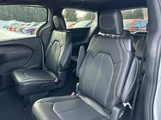 2026 Chrysler Pacifica Select AWD