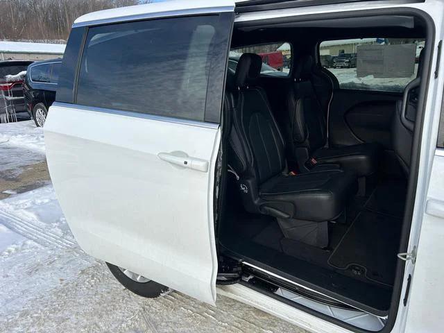 2026 Chrysler Pacifica Select AWD