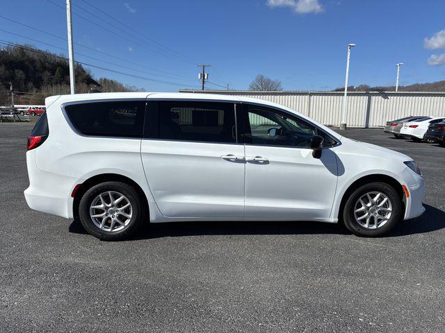 2024 Chrysler Voyager LX