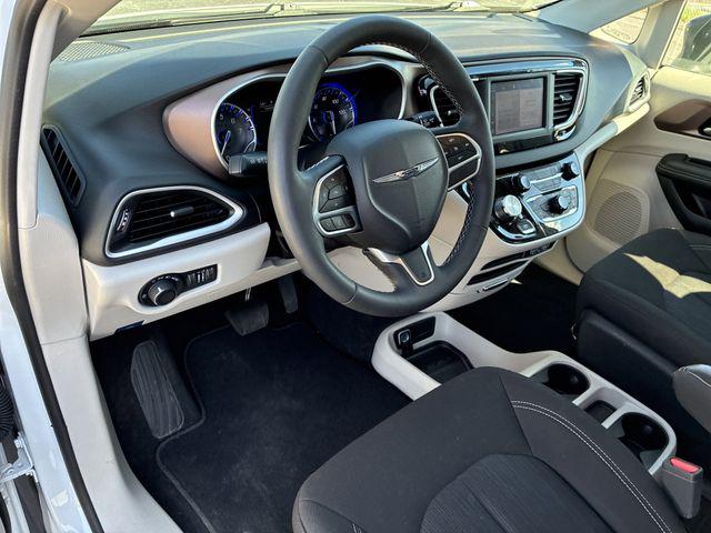 2024 Chrysler Voyager LX