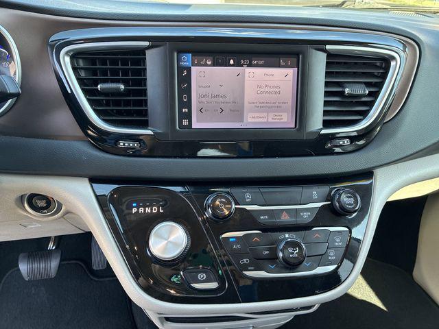 2024 Chrysler Voyager LX