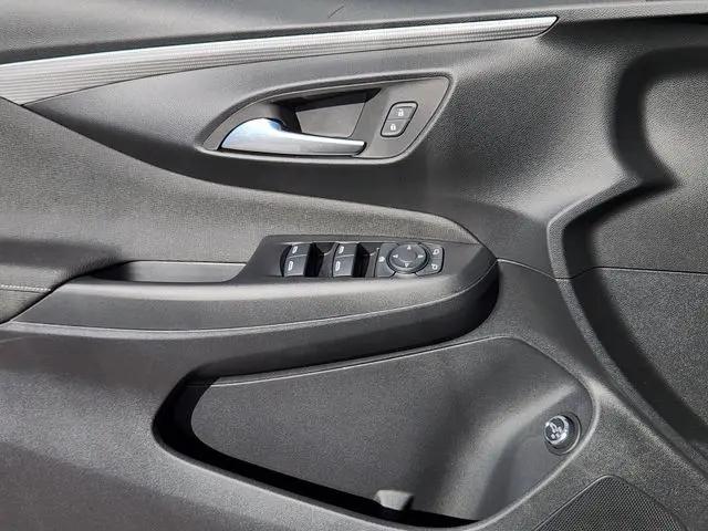2026 Buick NV Avenir FWD