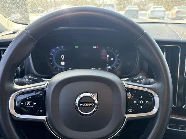 2024 Volvo XC60 B5 Plus Dark Theme