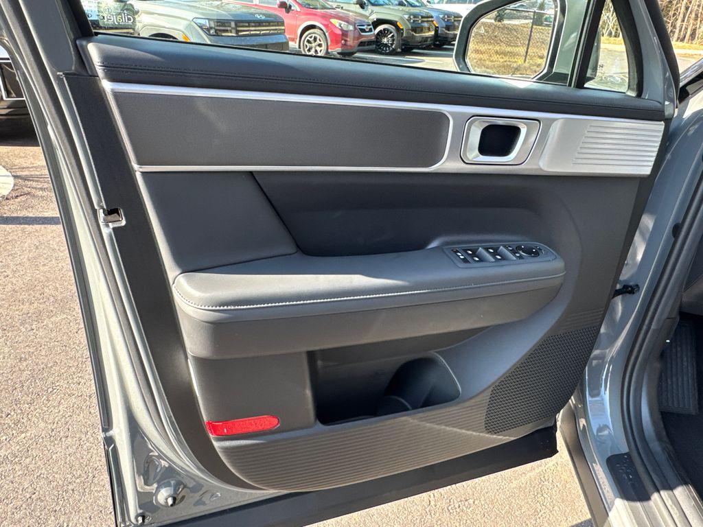 New 2026 Gray HYUNDAI SEL FWD image 10