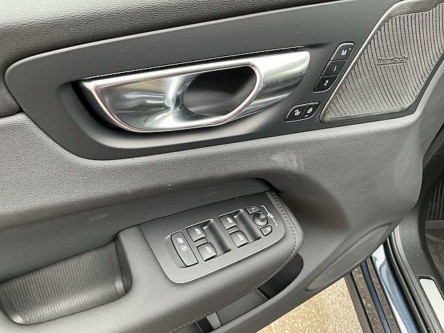 2026 Volvo XC60 Plug-In Hybrid Black Edition Ultra, T8 AWD Electric/Gasoline, Dark