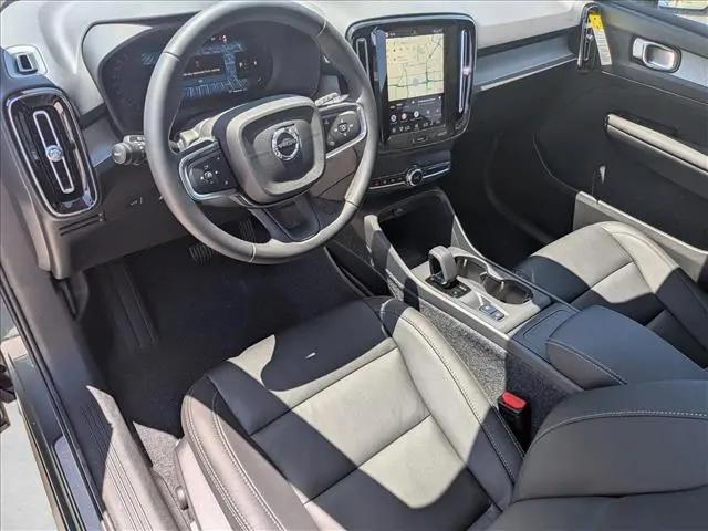 2026 Volvo XC40 Core, B5 AWD Gas (mild hybrid), Dark