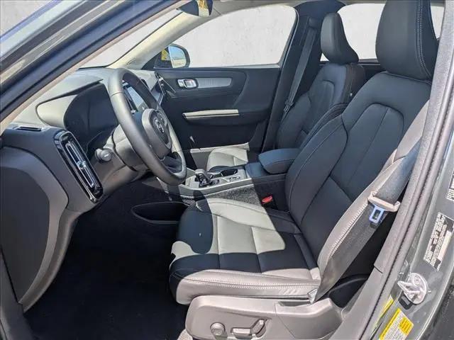 2026 Volvo XC40 Core, B5 AWD Gas (mild hybrid), Dark