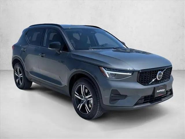 2026 Volvo XC40 Core, B5 AWD Gas (mild hybrid), Dark