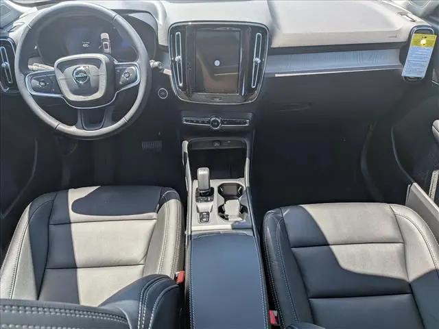 2026 Volvo XC40 Core, B5 AWD Gas (mild hybrid), Dark