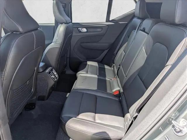 2026 Volvo XC40 Core, B5 AWD Gas (mild hybrid), Dark