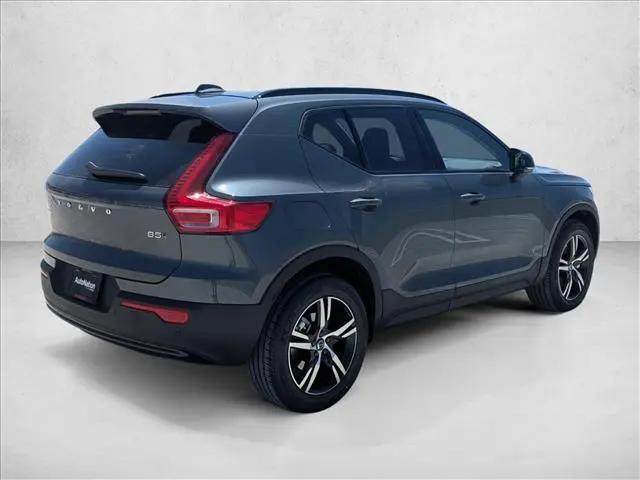 2026 Volvo XC40 Core, B5 AWD Gas (mild hybrid), Dark