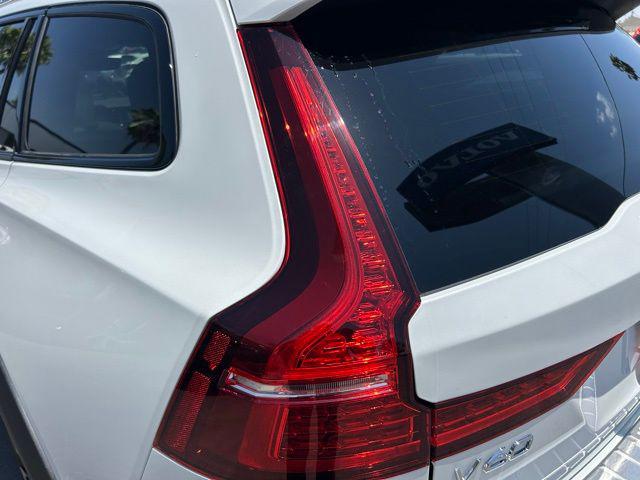2026 Volvo V60 Cross Country Ultra, B5 AWD Gas (mild hybrid)