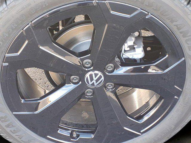 2026 Volkswagen Taos SE Black