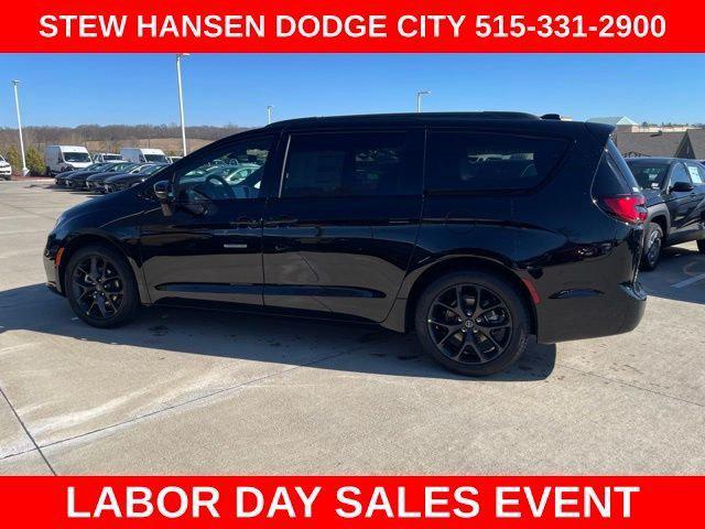2026 Chrysler Pacifica Select for sale in Urbandale, IA