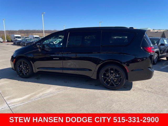 2026 Chrysler Pacifica Select for sale in Urbandale, IA