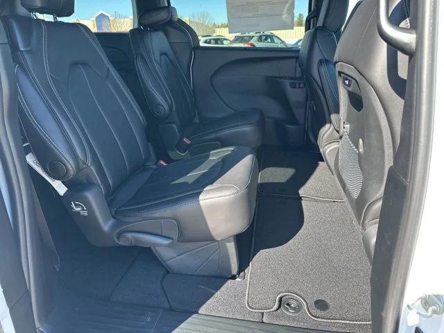 2026 Chrysler Pacifica Select AWD