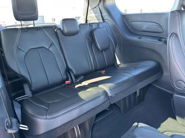 2026 Chrysler Pacifica Select AWD