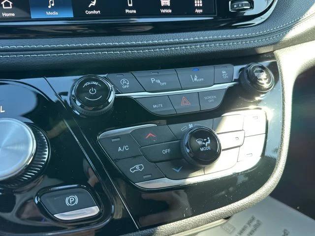2026 Chrysler Pacifica Select AWD