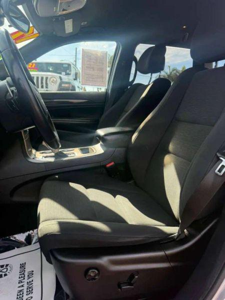 2017 Jeep Grand Cherokee Laredo 4x2