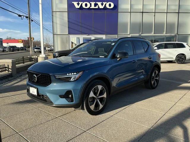 2025 Volvo XC40 B5 Plus Dark Theme