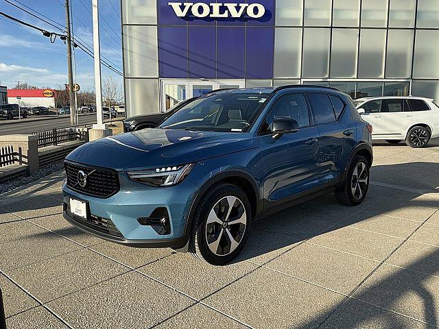 2025 Volvo XC40 B5 Plus Dark Theme