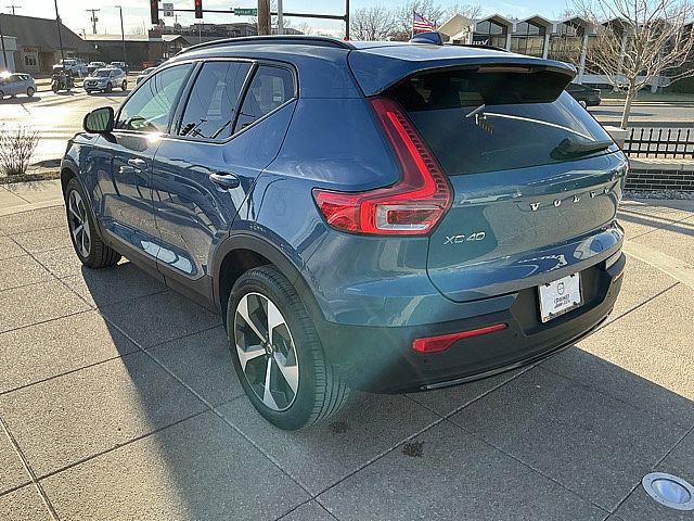 2025 Volvo XC40 B5 Plus Dark Theme