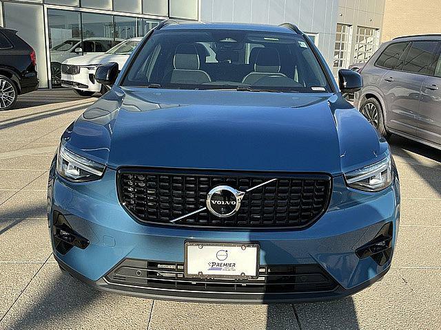 2025 Volvo XC40 B5 Plus Dark Theme
