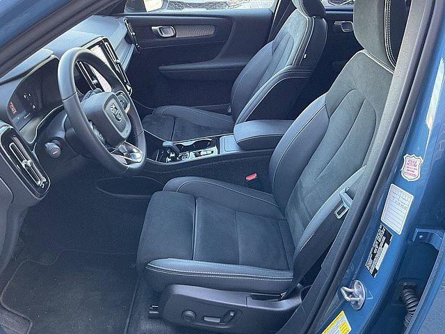 2025 Volvo XC40 B5 Plus Dark Theme