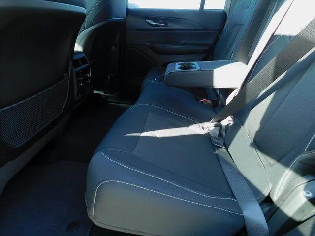 2026 Jeep Grand Cherokee Laredo 4x2
