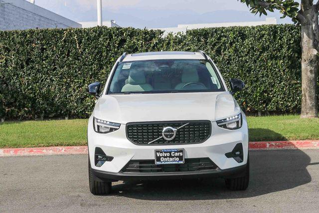 2026 Volvo XC40 Plus, B4 FWD Gas (mild hybrid), Dark