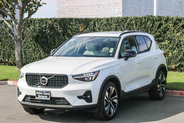 2026 Volvo XC40 Plus, B4 FWD Gas (mild hybrid), Dark