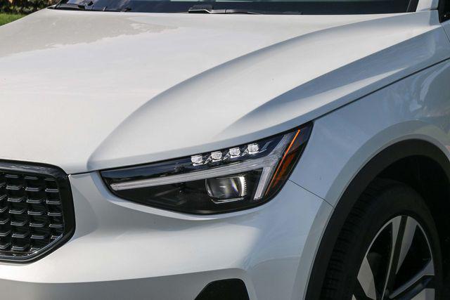 2026 Volvo XC40 Plus, B4 FWD Gas (mild hybrid), Dark