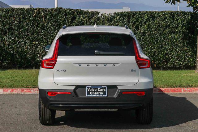 2026 Volvo XC40 Plus, B4 FWD Gas (mild hybrid), Dark