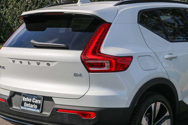 2026 Volvo XC40 Plus, B4 FWD Gas (mild hybrid), Dark