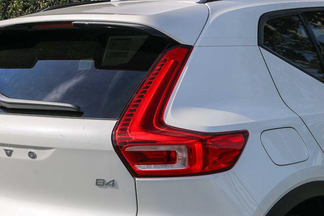 2026 Volvo XC40 Plus, B4 FWD Gas (mild hybrid), Dark