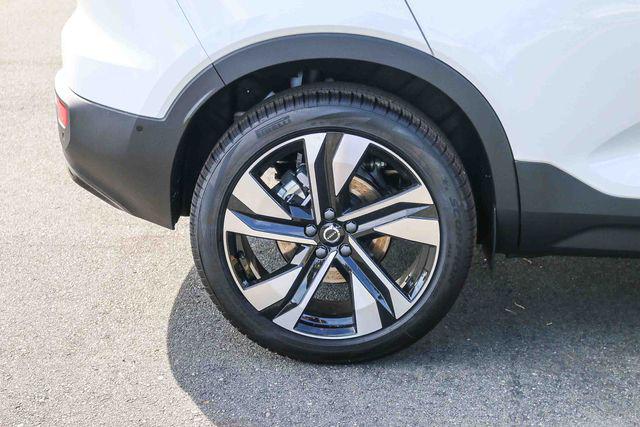 2026 Volvo XC40 Plus, B4 FWD Gas (mild hybrid), Dark