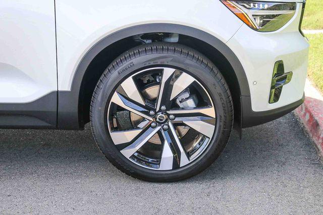 2026 Volvo XC40 Plus, B4 FWD Gas (mild hybrid), Dark