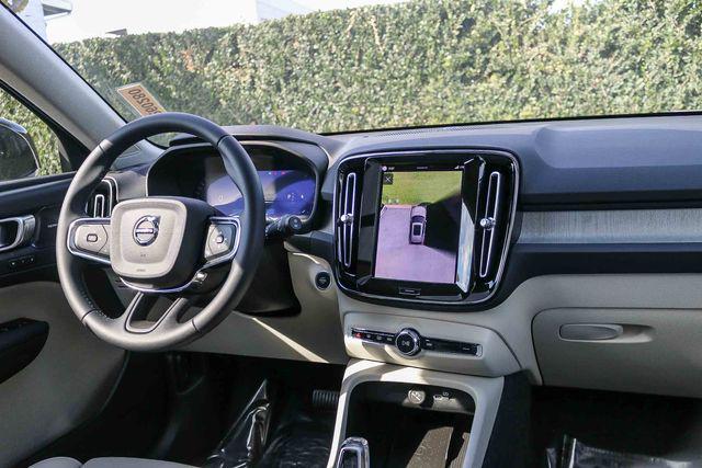 2026 Volvo XC40 Plus, B4 FWD Gas (mild hybrid), Dark