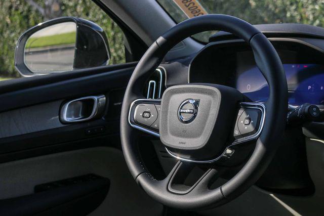2026 Volvo XC40 Plus, B4 FWD Gas (mild hybrid), Dark