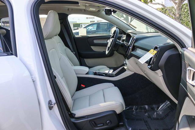 2026 Volvo XC40 Plus, B4 FWD Gas (mild hybrid), Dark