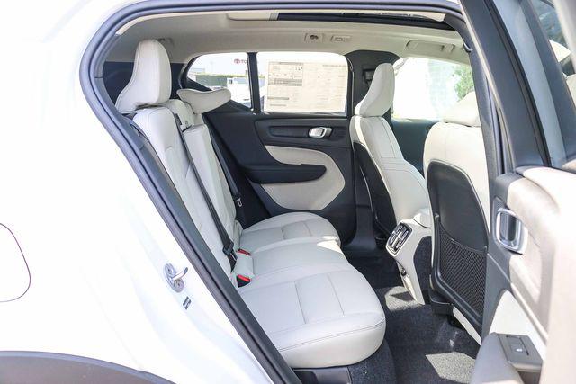 2026 Volvo XC40 Plus, B4 FWD Gas (mild hybrid), Dark