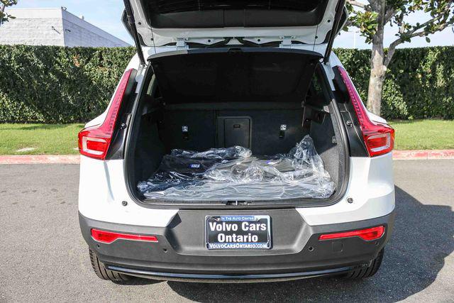 2026 Volvo XC40 Plus, B4 FWD Gas (mild hybrid), Dark
