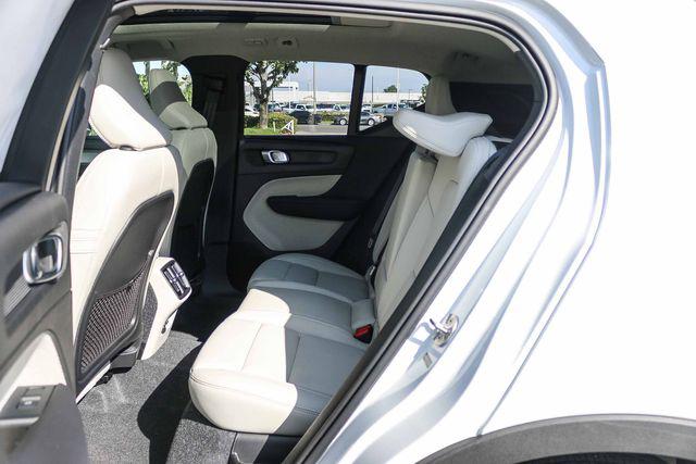 2026 Volvo XC40 Plus, B4 FWD Gas (mild hybrid), Dark